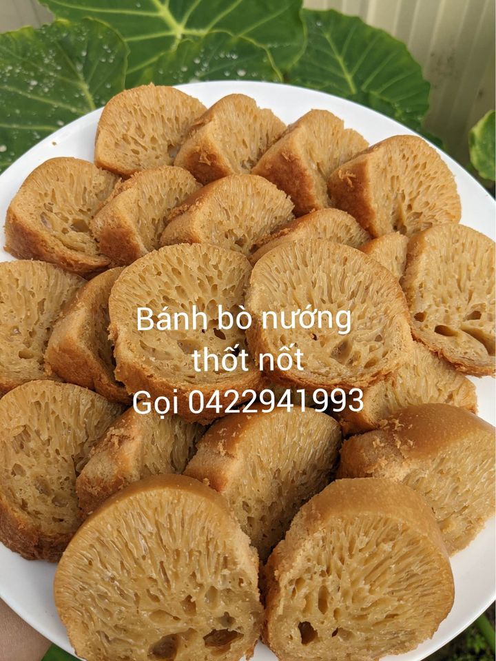 Bánh bò nướng (có vị lá dứa tươi và đường thốt nốt), giá $18/ ổ ...